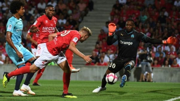 Marseille: Mandanda se blesse à Nîmes et et est remplacé par Pelé Marseille: Mandanda se blesse à Nîmes et et est remplacé par Pelé