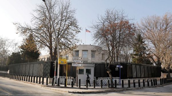 اعتقال رجلين بعد إطلاق الرصاص على سفارة أمريكا في أنقرة اعتقال رجلين بعد إطلاق الرصاص على سفارة أمريكا في أنقرة