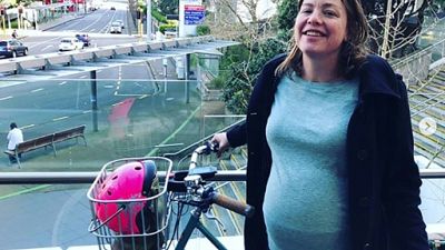 Une ministre écologiste néo-zélandaise se rend à son accouchement à vélo