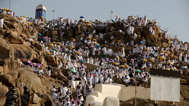 الحجاج ينفرون إلى مزدلفة بعد الوقوف على عرفات الحجاج ينفرون إلى مزدلفة بعد الوقوف على عرفات