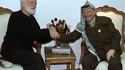 وفاة أوري أفنيري أول صحفي إسرائيلي يلتقى ياسر عرفات