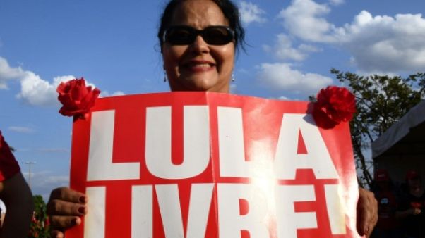 Présidentielle au Brésil: en prison, Lula toujours plus fort dans les sondages Présidentielle au Brésil: en prison, Lula toujours plus fort dans les sondages