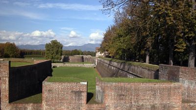Cade da mura Lucca, grave bimbo francese