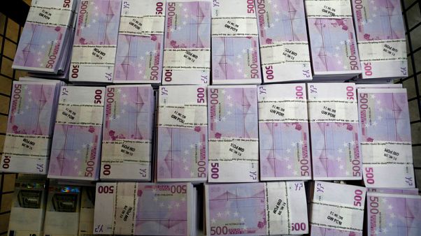 الدولار ينزل مع تصاعد الضغط عل ترامب واليورو الأعلى في أسبوعين الدولار ينزل مع تصاعد الضغط عل ترامب واليورو الأعلى في أسبوعين