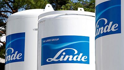 Linde says Praxair merger hits antitrust hurdle, talks continue