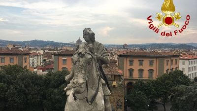Fulmine colpisce statua arco Firenze