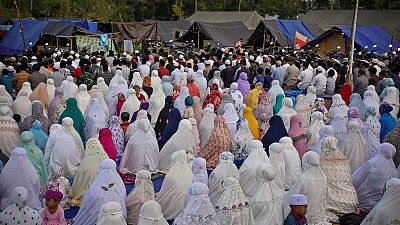 ناجون من الزلازل في إندونيسيا يحتفلون بعيد الأضحى في مخيمات الإيواء