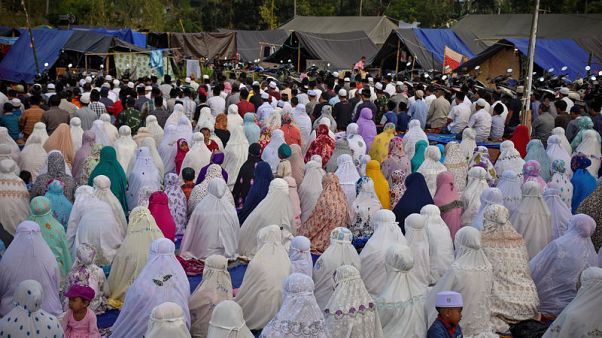 ناجون من الزلازل في إندونيسيا يحتفلون بعيد الأضحى في مخيمات الإيواء ناجون من الزلازل في إندونيسيا يحتفلون بعيد الأضحى في مخيمات الإيواء