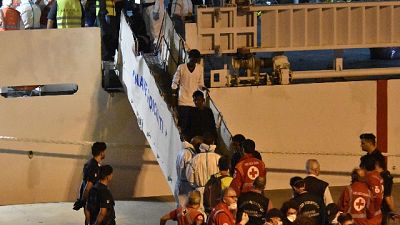 Migranti: minori scesi da nave Diciotti