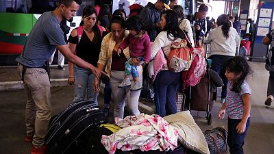 فنزويليون دخلوا الإكوادور بشكل غير قانوني يحصلون على مساعدة للوصول إلى بيرو