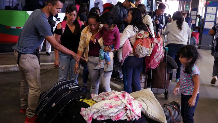 فنزويليون دخلوا الإكوادور بشكل غير قانوني يحصلون على مساعدة للوصول إلى بيرو