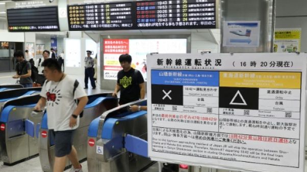 Un puissant typhon frappe l'ouest du Japon Un puissant typhon frappe l'ouest du Japon