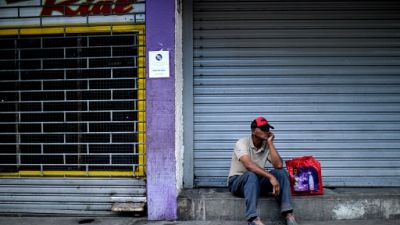 Commerces fermés dans une rue de Caracas au Venezuela, le 22 août 2018