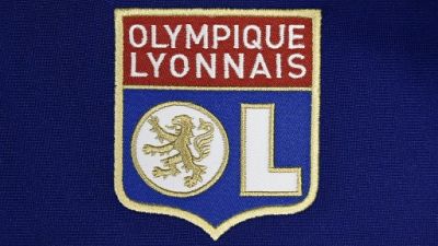 Logo de l'Olympique lyonnais sur un maillot, le 6 août 2015