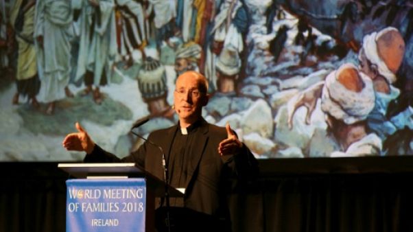 Un père jésuite à la défense des LGBT, "parias" de l'Eglise Un père jésuite à la défense des LGBT, "parias" de l'Eglise