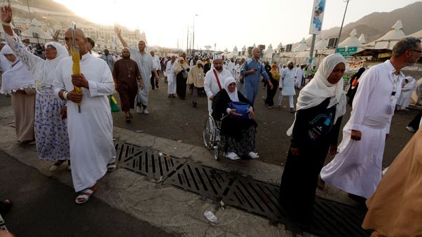الحجاج يؤدون طواف الوداع مع قرب انتهاء المناسك بسلام الحجاج يؤدون طواف الوداع مع قرب انتهاء المناسك بسلام