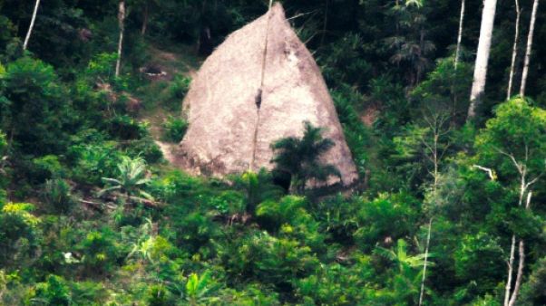 Un drone filme des images inédites d'un peuple isolé d'Amazonie Un drone filme des images inédites d'un peuple isolé d'Amazonie
