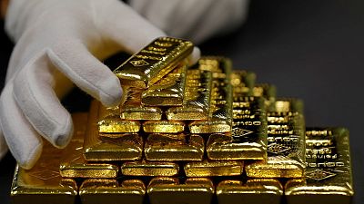 الذهب يصعد مع هبوط الدولار بعد تعليقات من رئيس مجلس الاحتياطي