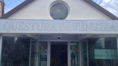 15enne abusata in spiaggia nel veneziano 15enne abusata in spiaggia nel veneziano