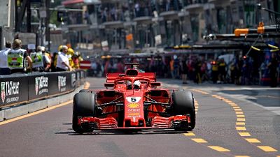 Ferrari corre con stemma ponte Genova