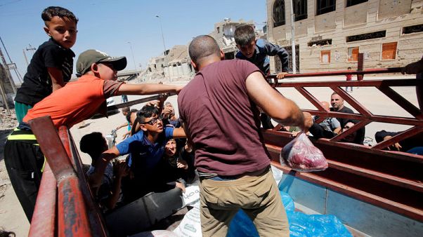 الناجون في البلدة القديمة بالموصل العراقية لا يزالون يتسولون الطعام الناجون في البلدة القديمة بالموصل العراقية لا يزالون يتسولون الطعام