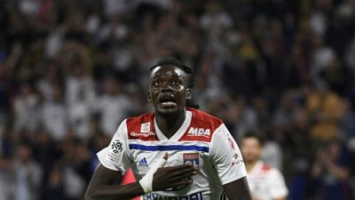 Ligue 1: Lyon bat Strasbourg 2-0 et recolle au groupe de tête
