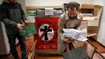 Des Argentins tournent le dos à l'église, après le rejet de l'avortement