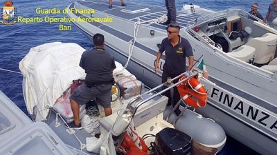 Su scafo da Albania 500 kg droga,arresti Su scafo da Albania 500 kg droga,arresti