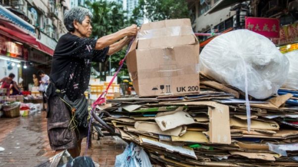 A Hong Kong, les ramasseurs de cartons risquent de perdre leurs débouchés A Hong Kong, les ramasseurs de cartons risquent de perdre leurs débouchés