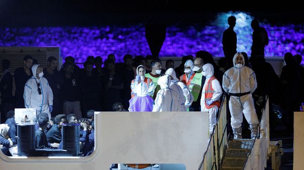 إيطاليا تسمح بنزول كل المهاجرين من سفينة إنقاذ وسالفيني يخضع للتحقيق إيطاليا تسمح بنزول كل المهاجرين من سفينة إنقاذ وسالفيني يخضع للتحقيق