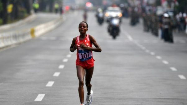 Jeux asiatiques: Chelimo remporte le marathon mais déplore la pollution Jeux asiatiques: Chelimo remporte le marathon mais déplore la pollution