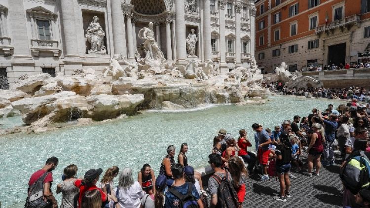 Coppia turisti si tuffa in Fontana Trevi