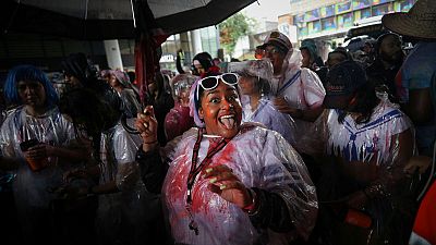 حشود كرنفال نوتنج هيل تتحدى الأمطار في لندن للمشاركة في الاحتفال السنوي