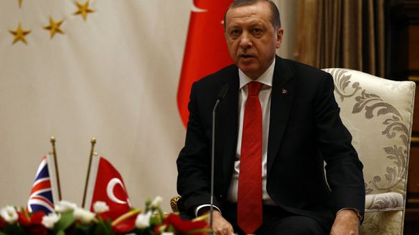 تلفزيون: أردوغان وماي يبحثان العلاقات الاقتصادية والتجارية والاستثمارات تلفزيون: أردوغان وماي يبحثان العلاقات الاقتصادية والتجارية والاستثمارات