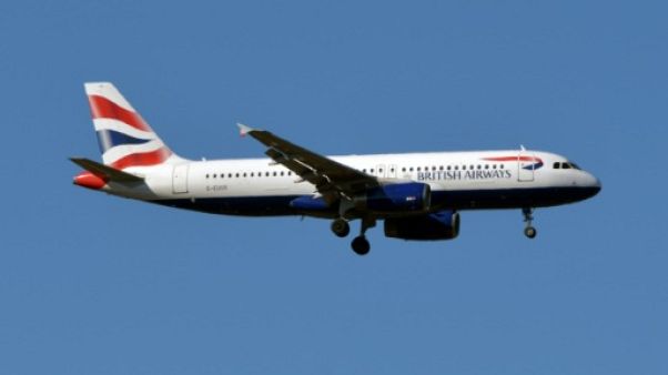 Un Airbus A320 de British Airways au-dessus de Toulouse (France) Un Airbus A320 de British Airways au-dessus de Toulouse (France)