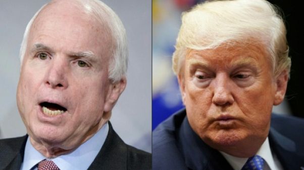 Sous pression, Trump rend finalement hommage à McCain Sous pression, Trump rend finalement hommage à McCain
