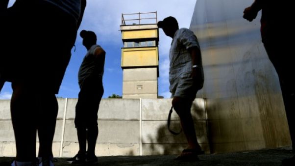 Des touristes visitent le mémorial du mur de Berlin, le 13 août 2018 Des touristes visitent le mémorial du mur de Berlin, le 13 août 2018