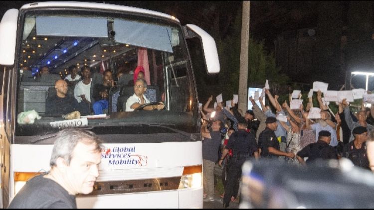 Migranti: arrivato secondo bus Diciotti