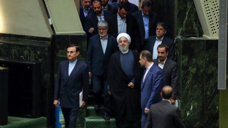 تزايد الضغوط على روحاني مع سعي البرلمان لعزل وزيرين آخرين