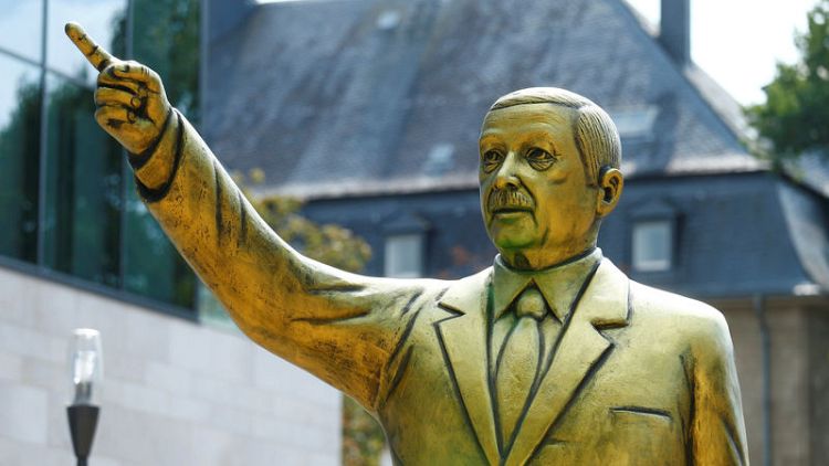 ألمانيا تزيل تمثالا ذهبيا لأردوغان إثر احتجاجات