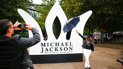 محبو (ملك البوب) مايكل جاكسون يحتفلون بعيد ميلاده الستين في لندن