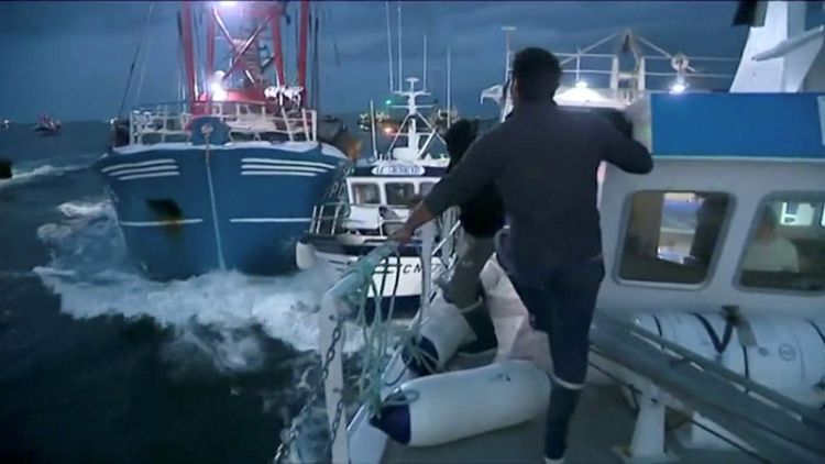 Fishermen talk peace as Franco-British scallops dispute flares up