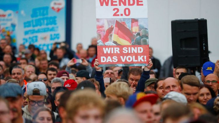 محتجون مناهضون للهجرة في ألمانيا يهتفون "المقاومة" بعد مقتل شخص