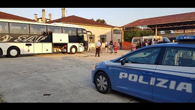Migranti: cinquanta trasferiti da Udine Migranti: cinquanta trasferiti da Udine