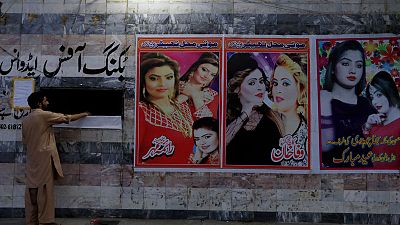 وزير الإعلام في إقليم البنجاب الباكستاني يحظر لوحات الأفلام "المبتذلة"