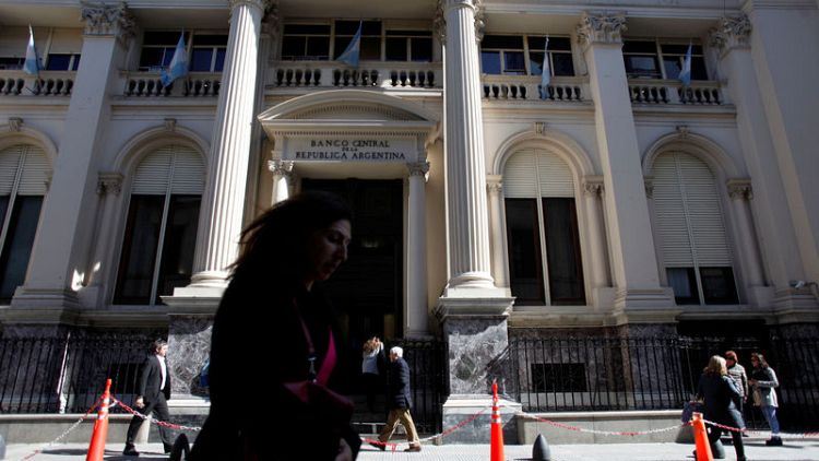 البنك المركزي في الأرجنتين يرفع الفائدة إلى 60 بالمئة مع انهيار البيزو