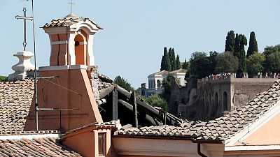 انهيار سقف كنيسة تاريخية في وسط روما