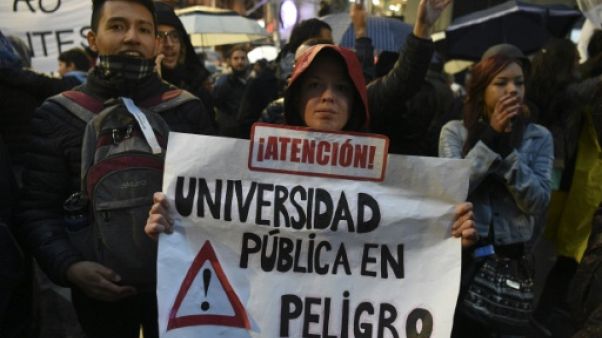 Argentine: manifestation contre les coupes budgétaires à l'université Argentine: manifestation contre les coupes budgétaires à l'université
