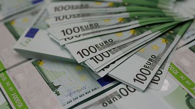 اليورو يرتفع لكن يظل تحت ضغط مخاوف الرسوم الأمريكية على التجارة