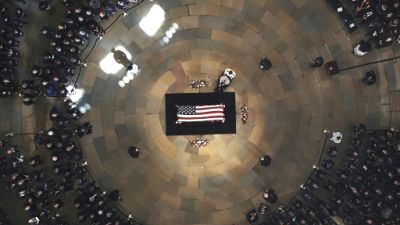 Cérémonie solennelle d'adieu à John McCain au Capitole américain